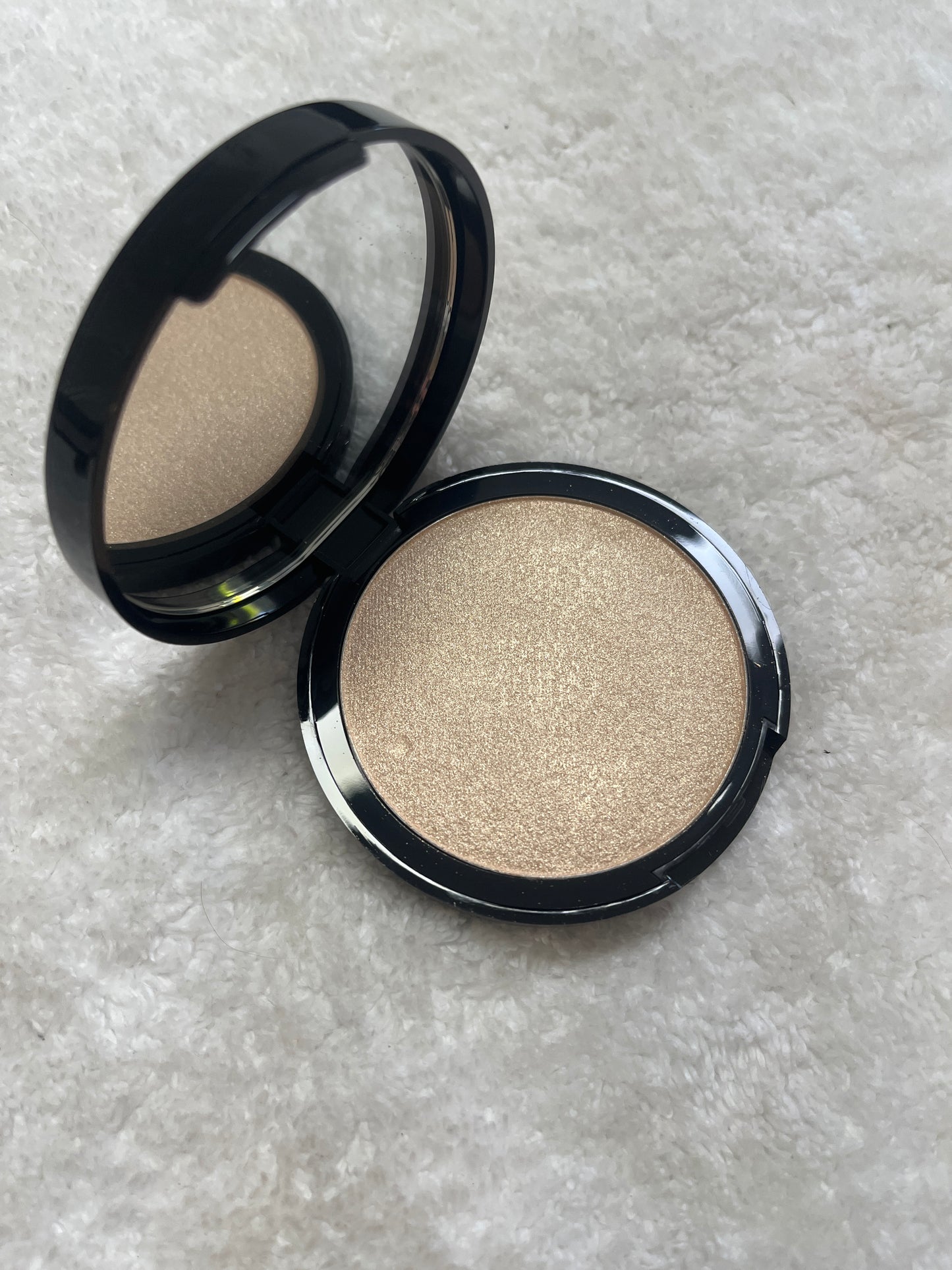 Illuminating Powder